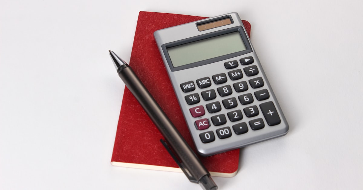 Calculadora sobre um caderno